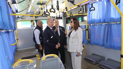 استعدادًا للمنتدى الحضري العالمي.. وزيرة التنمية ومحافظ القاهرة يتفقدان اصطفاف أتوبيسات النقل العام