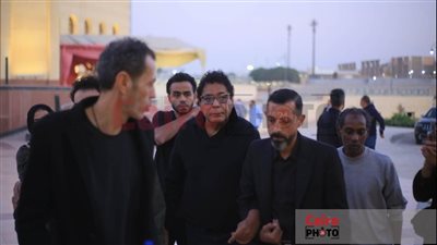 أبرزهم محمد منير.. أول الحضور في عزاء والدة أحمد عصام بمسجد المشير طنطاوي 