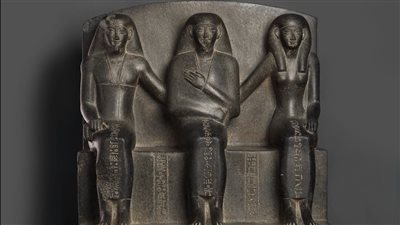 المتحف المصري بالتحرير يعرض تمثالا لـ عائلة عمدة الأقصر في العصر المتأخر