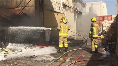 البضاعة اتحرقت.. السيطرة على حريق في مخزن مواد غذائية بسوهاج| بث مباشر