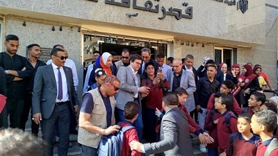 وزير الثقافة يلتقط صورة سيلفي مع طالب خلال زيارته لقصر ثقافة قنا