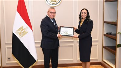 وزيرة التضامن تتسلم شهادة الهرم الأخضر لإنشاء أول حضانة صديقة للبيئة بقرية بسيوة