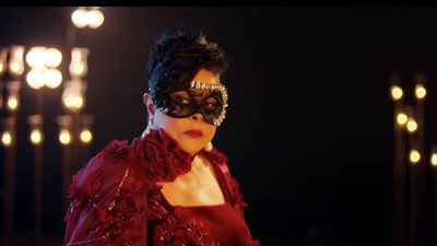 ماسك إسعاد يونس وقبعة محمد ثروت.. لوك مفاجئ لنجوم مسرحية إس إس هانم| صور