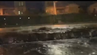 نفورة وسط الشارع.. كسر بماسورة مياه رئيسية في القاهرة الجديدة| صور