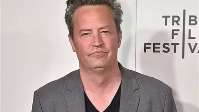 صديقة ماثيو بيري السابقة تكشف تفاصيل جديدة عن ظروف وفاة نجم مسلسل Friends