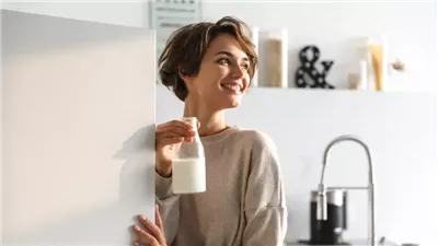 خبراء يحذرون من مكون في الحليب النباتي مرتبط بسرطان القولون