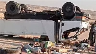 بينهم حالة حرجة.. إصابة 3 أشخاص في انقلاب سيارة نقل بصحراوي الأقصر