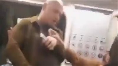 أمام زوجته.. الاعتداء على سائح مصري في مترو إسطنبول| فيديو