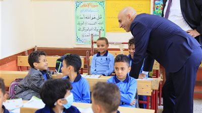 وزير التعليم يوجه باستمرار خفض كثافات الطلاب داخل الفصول في الترم الثاني