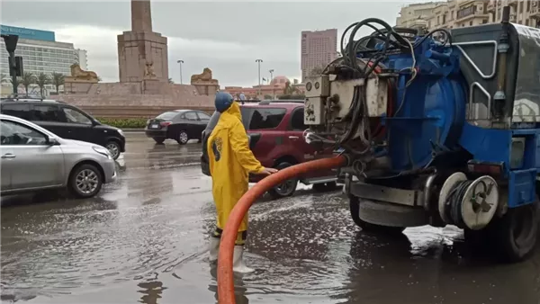 عامل يزيح المياه