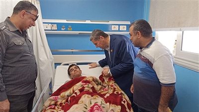 وكيل تعليم شمال سيناء يطمئن على حالة طالب سقط من سور مدرسة بالعريش