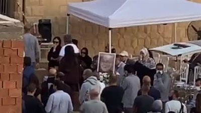 الحزن يسيطر على نجوم الفن خلال دفن جثمان حسن يوسف في المقابر | بث مباشر