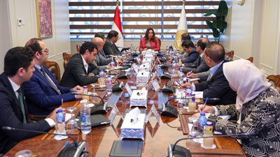 وزيرة التنمية المحلية تتابع الموقف التنفيذي لمنظومة تراخيص المحال العامة