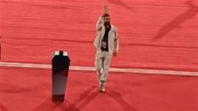 كريم فؤاد يساند لاعبي الأهلي قبل مباراة العين الإماراتي 