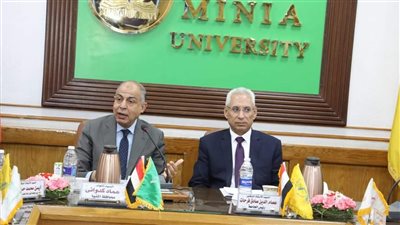 رئيس جامعة المنيا يقرر مكافأة 1000 جنيه لأعضاء هيئة التدريس والعاملين بالتعليم والمستشفيات و500 جنيه للعاملين بالأجر اليومي