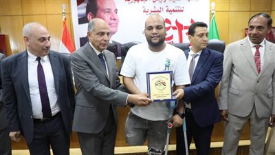 محافظ المنيا يسلم شهادات الرخصة الإفريقية D لـ 60 مدرب كرة قدم