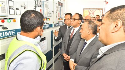 محافظ أسيوط يشهد التشغيل التجريبي للوحة توزيع كهرباء العتامنة بجهد 11 كيلو فولت