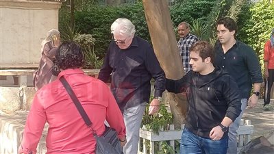 بظهر محني ووجه حزين.. الفنان حسين فهمي يشيع جثمان شقيقه مصطفى لمثواه الأخير |بث مباشر 