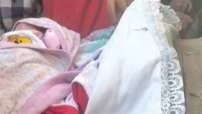 علاقة صادمة.. ضبط المتهمة بترك رضيعين أمام مدرسة بالمنوفية