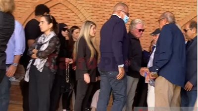 حسين فهمي وميرفت أمين يستقبلان عزاء الراحل مصطفى فهمي في المقابر