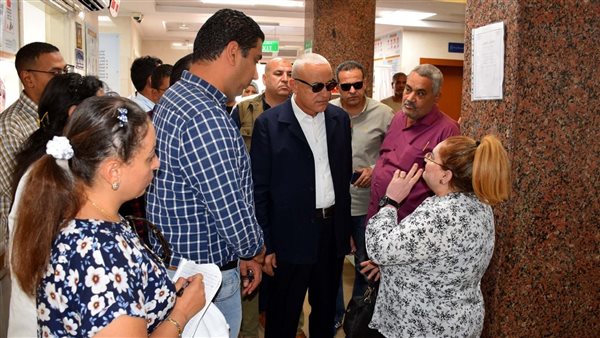 محافظ الأقصر يستمع