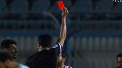 إسلام محارب يحصل على أول بطاقة حمراء في الموسم الجديد للدوري الممتاز