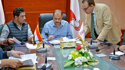 محافظ سوهاج يبحث مشروع توسعات محطة معالجة صرف صحي أولاد نصير