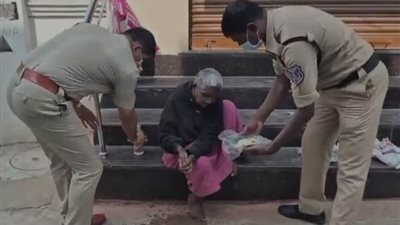 زوجان كفيفان يعيشان بجوار جثة ابنهما دون علمهما بها 4 أيام