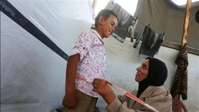 بسبب نُدرتها... فلسطينيات يصنعن الملابس الشتوية من قماش البطاطين