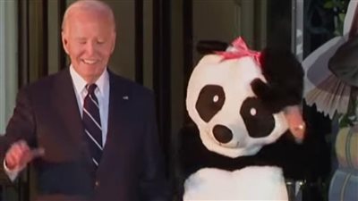 بـ ملابس الباندا.. الرئيس الأمريكي وزوجته يحتفلان بـ الهالوين للمرة الأخيرة داخل البيت الأبيض