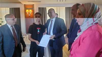 وزير العمل يوزع 70 عقدا لذوي الهمم وعمال الفنادق بشرم الشيخ | صور 