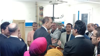 في أول زيارة للقرية.. محافظ سوهاج يفتتح مركز شطورة المتميز للخدمات الصحية للأم والطفل |صور