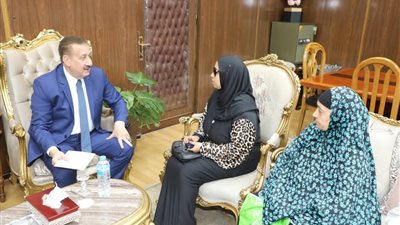 استجابة لـ القاهرة 24.. محافظ المنوفية يلتقي سيدة كفيفة ويوجه بالكشف الطبي عليها