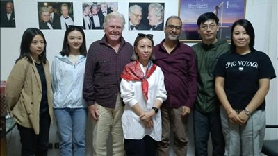 مصدر يكشف لـ القاهرة 24 حقيقة الصور المتداولة لـ حسين فهمي مع وفد من شينجهاي بعد وفاة شقيقه