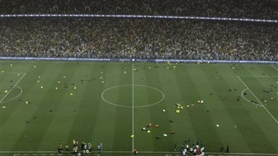 عاصفة ترابية أم غضب جماهيري؟.. رد فعل المشجعين السعوديين على إزالة لاعبي الاتحاد والأهلي الأكياس من الملعب 