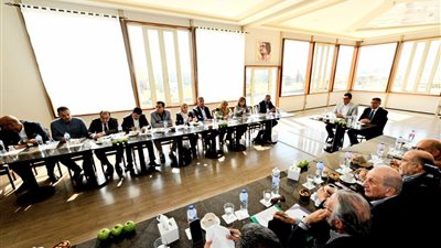 وزير الإسكان ومحافظ الجيزة يناقشان مخطط تطوير المنطقة المحيطة بالأهرامات