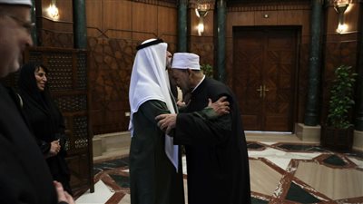 شيخ الأزهر يستقبل وزير التسامح الإماراتي.. والأخير يقبل رأسه