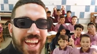 أخبار التعليم اليوم| معلم يغني مع الطلاب داخل الفصل بإحدى المدارس