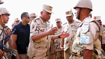 وزير الدفاع يتفقد منظومة التدريب القتالي لأحد تشكيلات الجيش الثاني الميداني