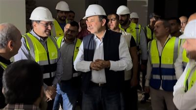 وزير قطاع الأعمال يتابع الموقف التنفيذي بالمصانع الجديدة للغزل والنسيج.. ويشيد بجهود العاملين