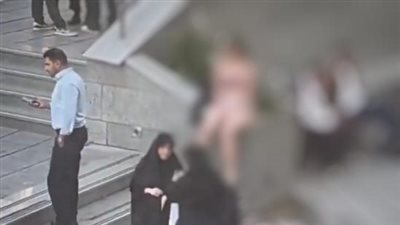 إيران تعتقل طالبة خلعت ملابسها احتجاجا على التحرش.. ما القصة؟ 