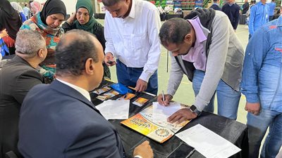 يوفر 2000 فرصة عمل للشباب.. محافظ قنا يفتتح الملتقى التوظيفي بالصالة المغطاة