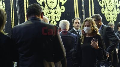 أبرزهم ليلى علوي وميرفت أمين.. نجوم الفن يساندون حسين فهمي في وفاة شقيقه بمسجد عمر مكرم 