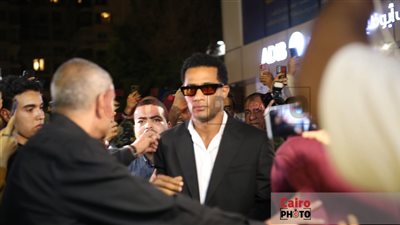 محمد رمضان يواسي حسين فهمي في عزاء شقيقه مصطفى بمسجد عمر مكرم 