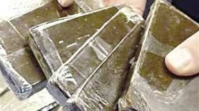 ضبط عامل بحوزته سلاح ناري ومخدرات في قرية الغريزات بسوهاج