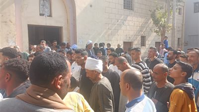 انهيار أسرة الداعية الإسلامي عبد الرحمن الشريف خلال تشييع جثمانه بالفيوم