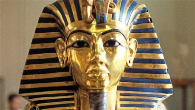 كان مخصصًا لامرأة.. باحثون بريطانيون يكشفون تفاصيل جديدة تخص قناع الملك توت عنخ آمون