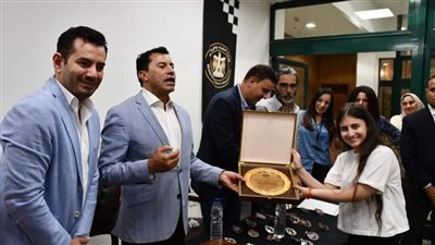 القصة الكاملة لسرقة مكافأة بطلة العرب جوي روماني.. ووالدها: كانت في حقيبتها قبل السفر