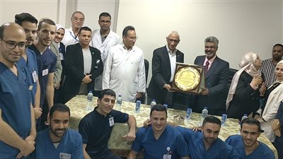 محافظ شمال سيناء يتفقد مستشفى العريش العام ويكرم العاملين بوحدة غسيل الكلى