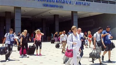 مطارا الغردقة ومرسى علم يستقبلان 23 ألف سائح على متن 125 رحلة طيران دولية